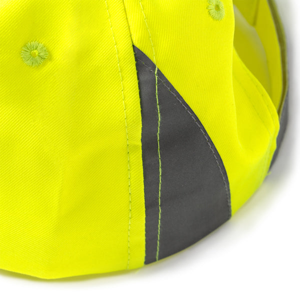Detalle de la gorra con detalles reflectantes balder en color amarillo fluor