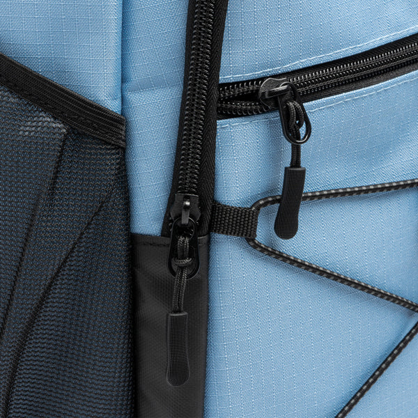 Detalle de la mochila nevera de ripstop isotermica sakra en color celeste