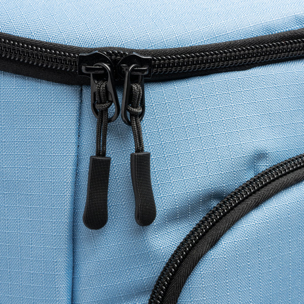 Detalle de la mochila nevera de ripstop isotermica sakra en color celeste