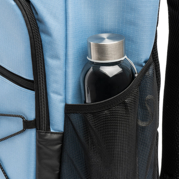 Detalle de la mochila nevera de ripstop isotermica sakra en color celeste