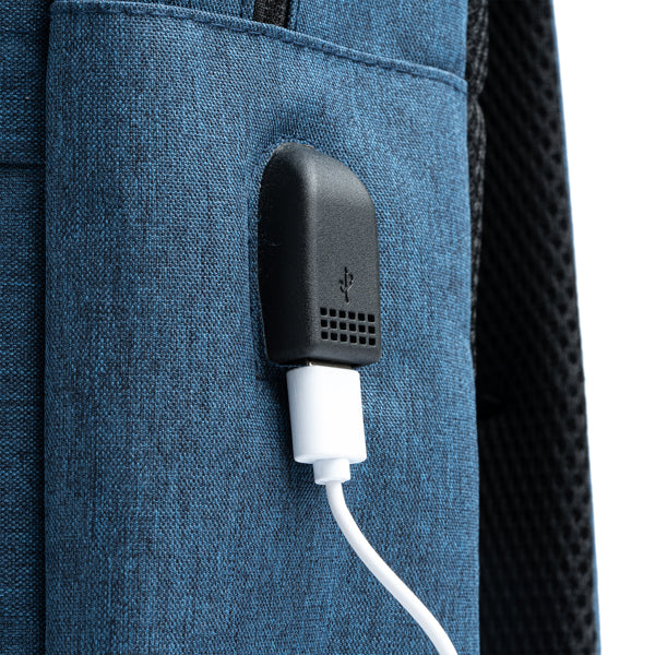 Detalle de la mochila de rpet vigore con salida usb gregor en color royal