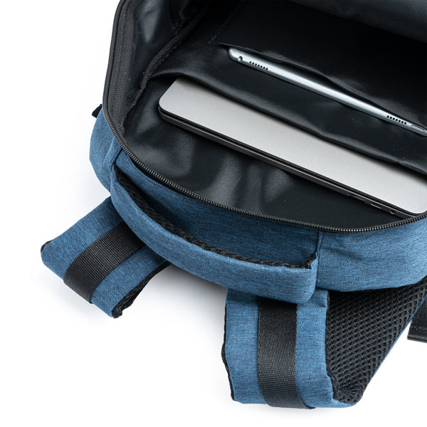 Detalle de la mochila de rpet vigore con salida usb gregor en color royal