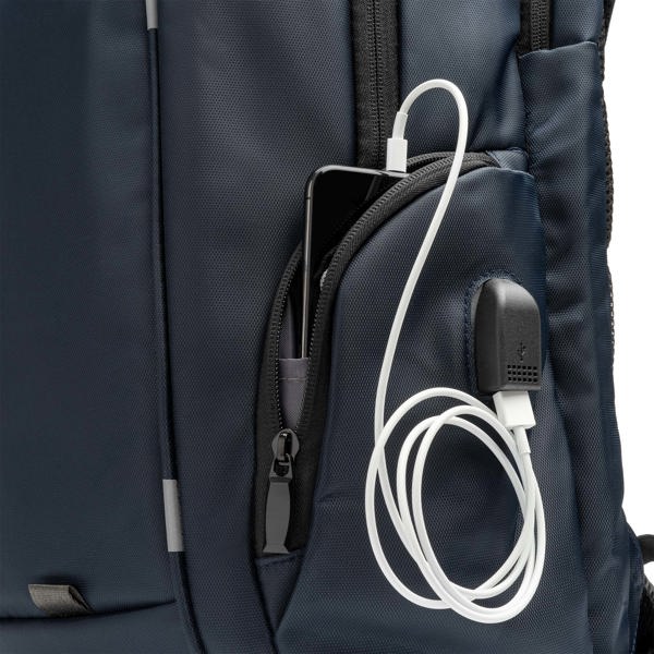 Detalle de la mochila de nylon con salida usb duke en color marino