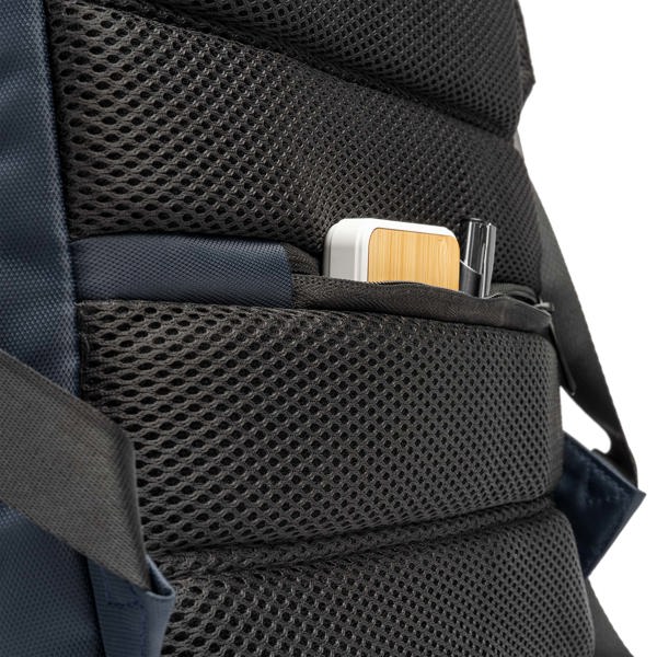 Detalle de la mochila de nylon con salida usb duke en color marino