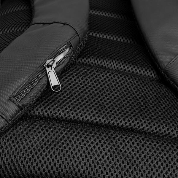 Detalle de la mochila antirrobo de nylon con salida usb moana en color gris vigore
