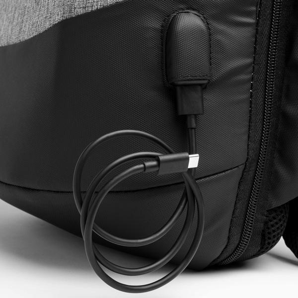 Detalle de la mochila antirrobo de nylon con salida usb moana en color gris vigore