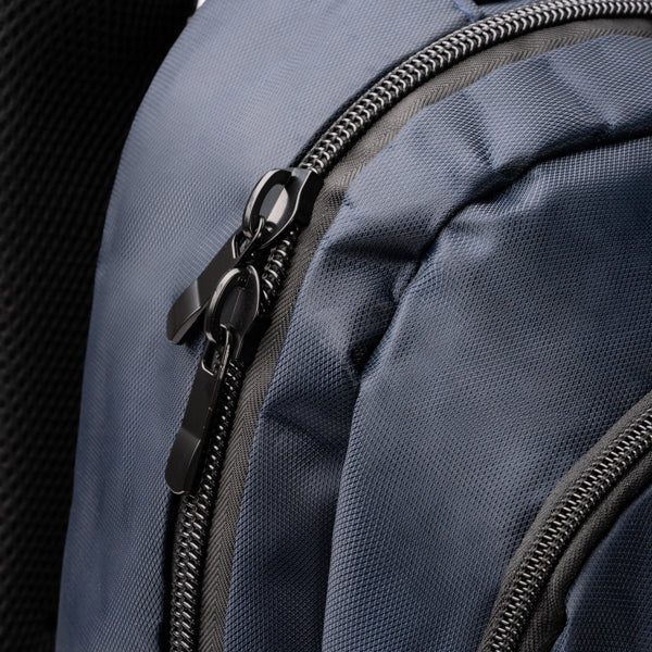 Detalle de la mochila de nylon para oficina y viaje mardok en color marino