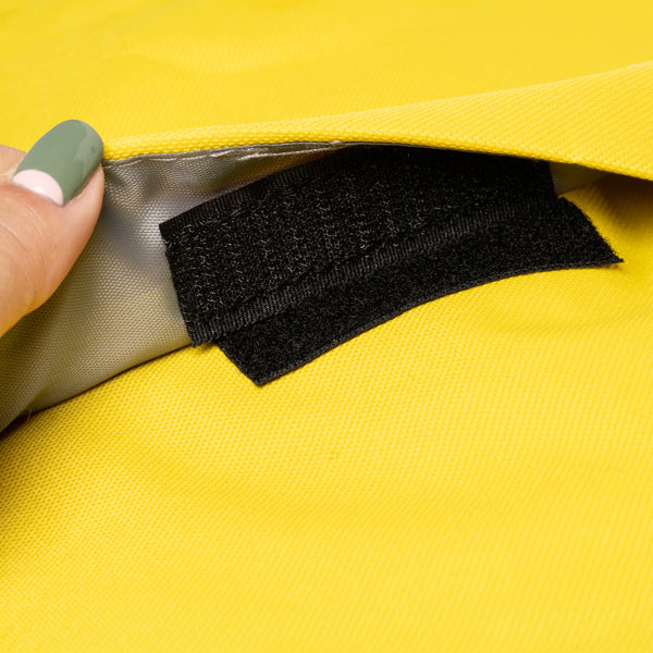 Detalle de la mochila de poliester de dos compartimentos wilde en color amarillo