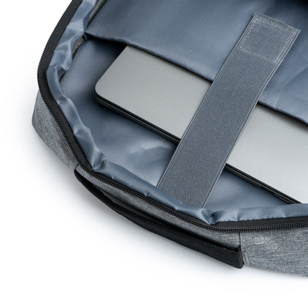 Detalle de la mochila promocional con salida usb narvik en color gris vigore