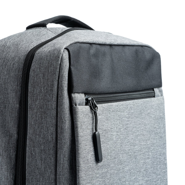 Detalle de la mochila promocional con salida usb narvik en color gris vigore