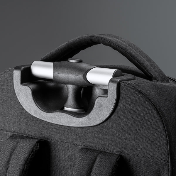 Detalle de la mochila trolley convertible para cabina garnes en color negro
