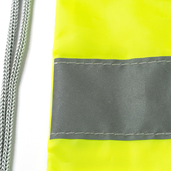 Detalle de la mochila de cuerdas con banda reflectante labur en color amarillo fluor