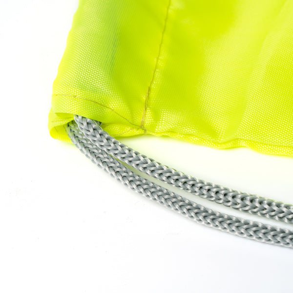 Detalle de la mochila de cuerdas con banda reflectante labur en color amarillo fluor