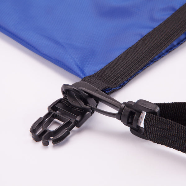 Detalle de la bolsa impermeable estanca de 15 litros manati en color royal