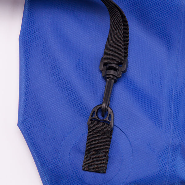 Detalle de la bolsa impermeable estanca de 15 litros manati en color royal