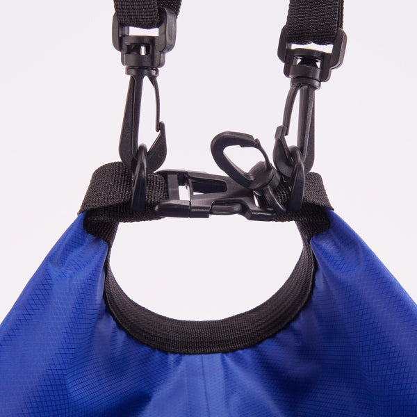 Detalle de la bolsa impermeable estanca de 15 litros manati en color royal