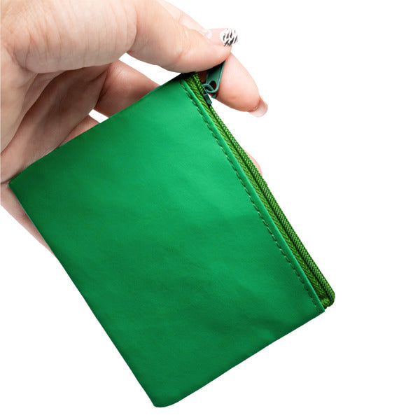 Detalle del monedero con cremallera y anilla llavero medea en color verde helecho