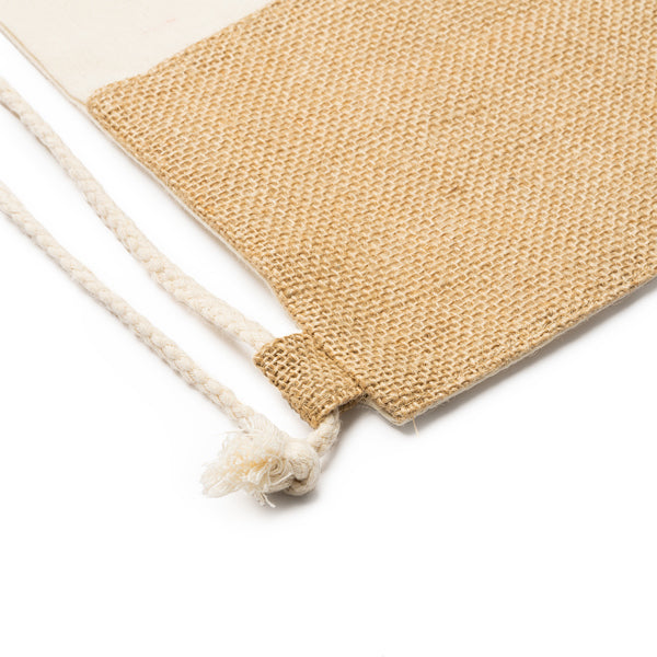 Detalle de la mochila de cuerdas de algodon y yute wilkes en color crudo