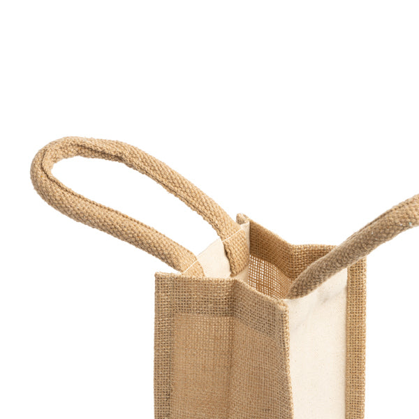 Detalle de la bolsa de yute laminado para botellas belona en color crudo