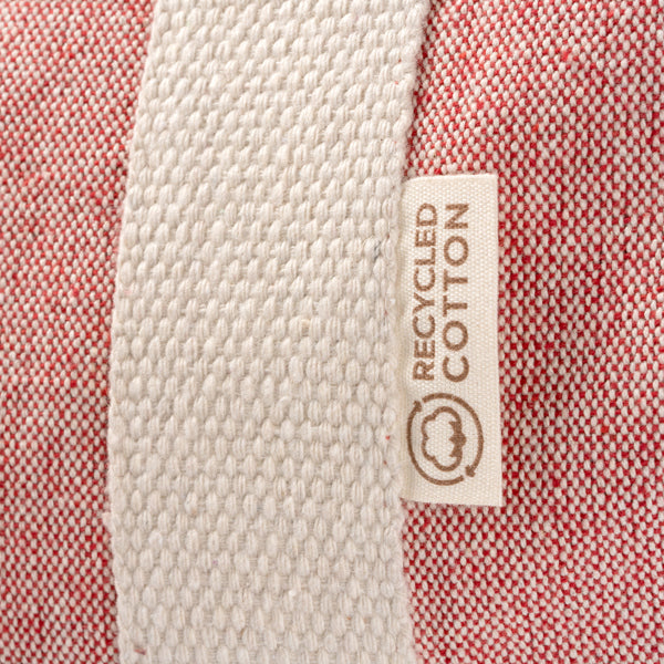 Detalle de la bolsa multifuncion de algodon reciclado mondelo en color rojo