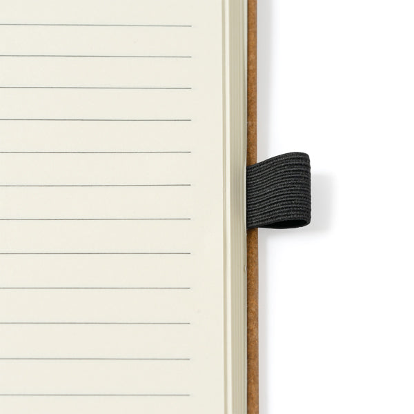 Detalle de la banda elastica de la libreta de piel reciclada marron