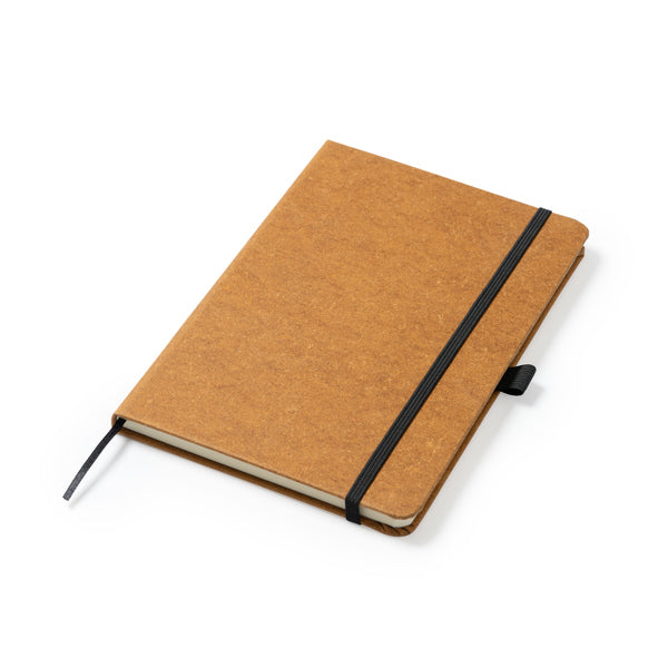 Detalle del marcapaginas de la libreta de piel reciclada marron