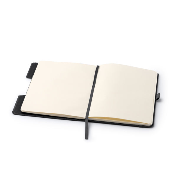 Detalle de la funcion atril de la libreta RPET negra personalizada