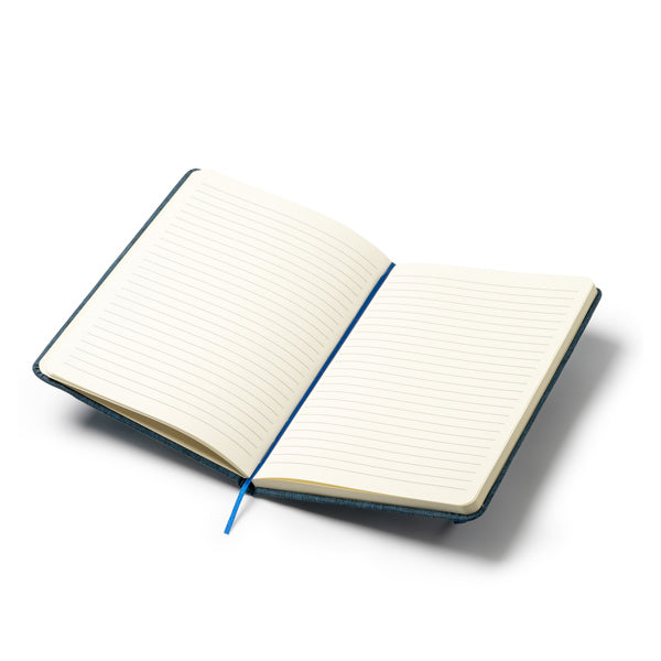 Detalle de la banda elastica de la libreta RPET azul denim