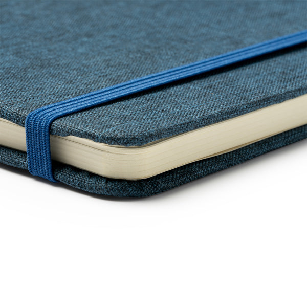 Detalle del marcapaginas de la libreta de tejido RPET azul denim