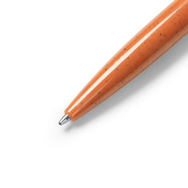 Detalle del boligrafo de fibra de trigo naranja Kamut