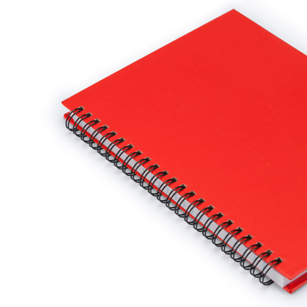 Detalle de las hojas microperforadas de la libreta de espiral roja