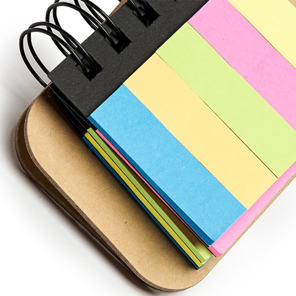 Detalle de las notas adhesivas de colores del bloc personalizado