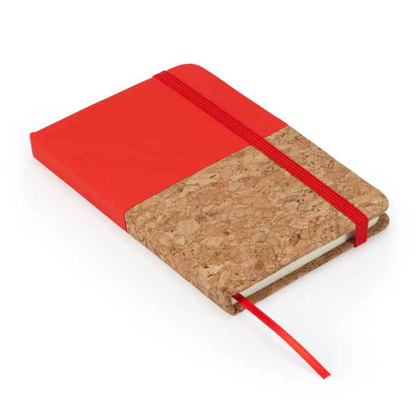 Detalle de la libreta A6 de corcho y polipiel roja personalizada