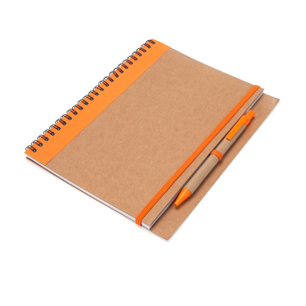 Detalle de la libreta de espiral con boligrafo naranja personalizada