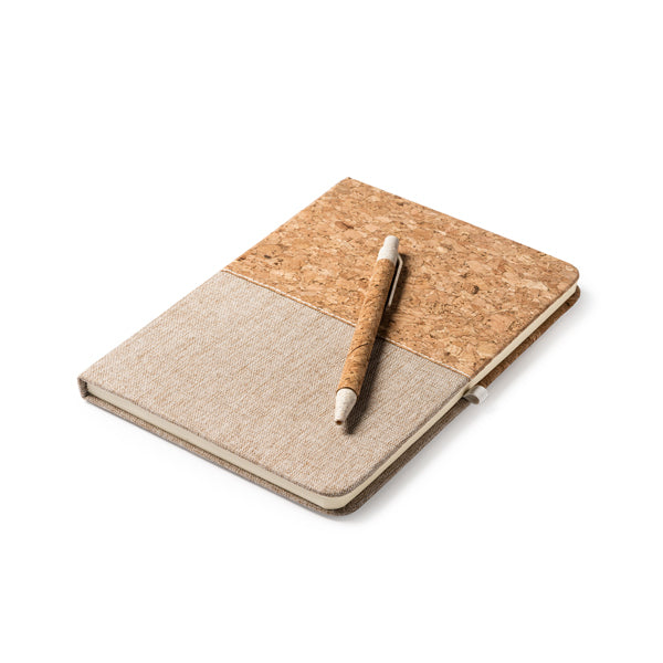 Detalle del boligrafo de corcho y fibra de trigo de la libreta