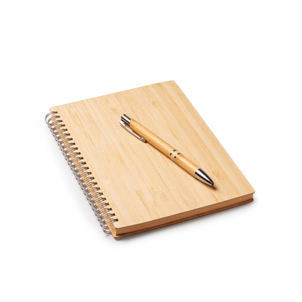Detalle de la libreta del set de bambu personalizado