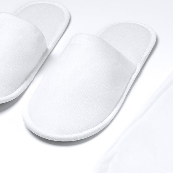 Detalle de las zapatillas de viaje con funda yllier en color blanco