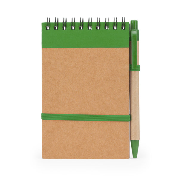 Detalle de la libreta de espiral verde con boligrafo a juego