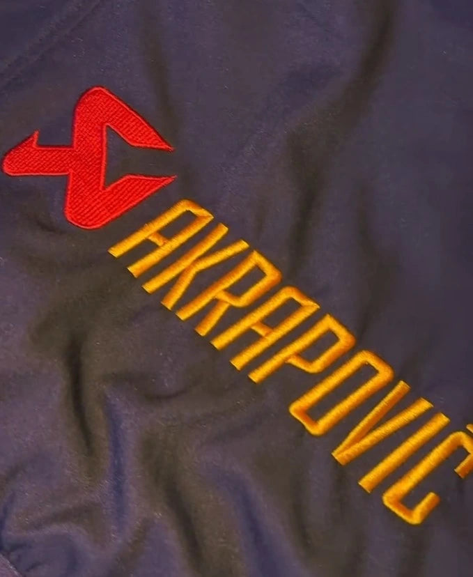 Chaqueta con logotipo bordado en el taller de LogoLider